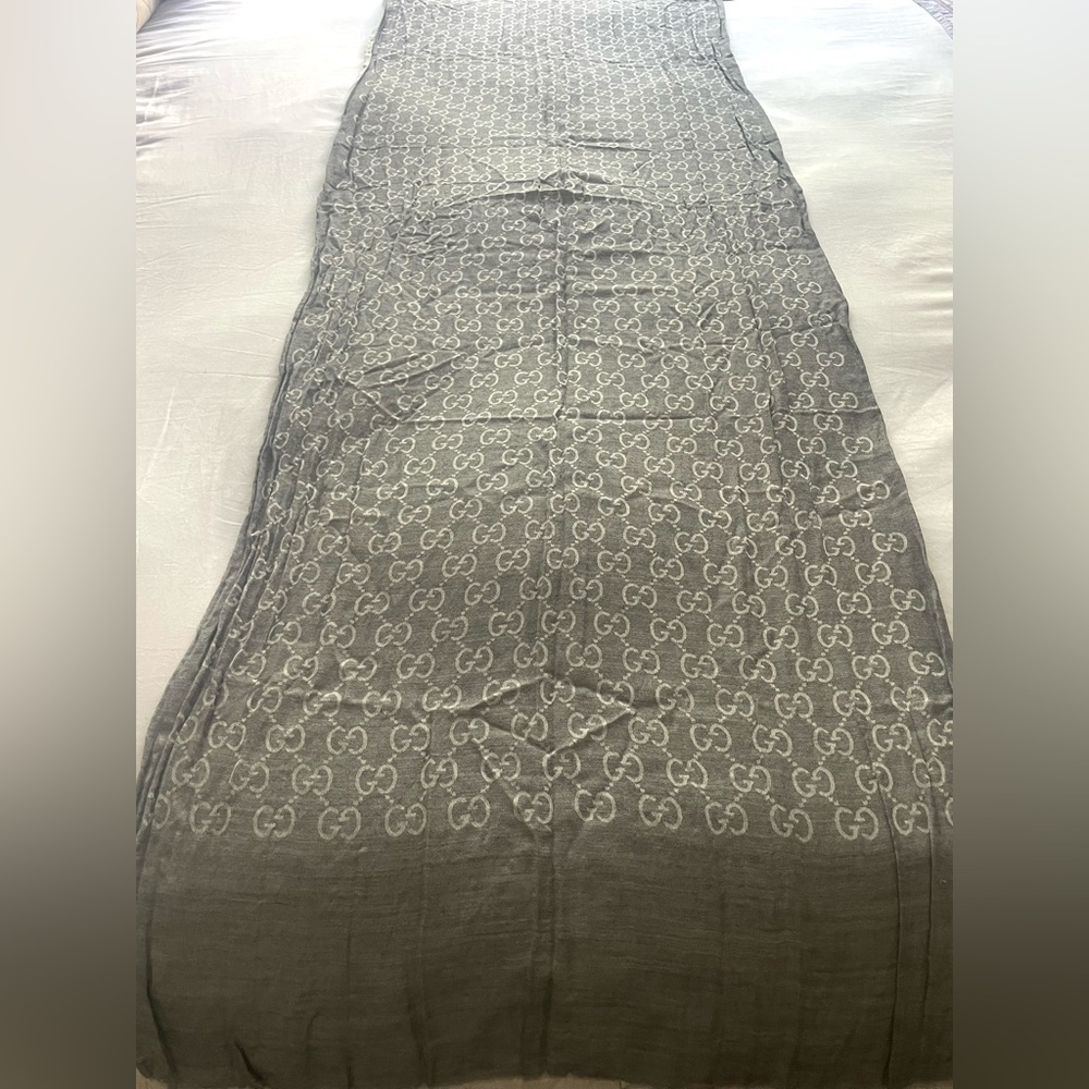 Gucci GG Lightweight wool/silk blend scarf, fringe, grey with white GGs, L, EUC - Picture 12 of 16